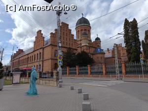 [P45] Cernăuți, Piața Popivskyi, Monumentul „Sydor Vorobkevych” și pe fundal Universitatea » foto by mprofeanu
 - 
<span class="allrVoted glyphicon glyphicon-heart hidden" id="av1507637"></span>
<a class="m-l-10 hidden" id="sv1507637" onclick="voting_Foto_DelVot(,1507637,8421)" role="button">șterge vot <span class="glyphicon glyphicon-remove"></span></a>
<a id="v91507637" class=" c-red"  onclick="voting_Foto_SetVot(1507637)" role="button"><span class="glyphicon glyphicon-heart-empty"></span> <b>LIKE</b> = Votează poza</a> <img class="hidden"  id="f1507637W9" src="/imagini/loader.gif" border="0" /><span class="AjErrMes hidden" id="e1507637ErM"></span>