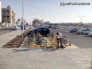 [P08] Parcare auto si de biciclete la iesirea de pe Castella beach in Piale pasa (in stanga imaginii). La parcarea de biciclete au pompa si trusa de scule! Langa aceasta parcare e magazin cu de toate si preturi mici, inclusiv la suveniruri.  » foto by serban55
 - 
<span class="allrVoted glyphicon glyphicon-heart hidden" id="av567876"></span>
<a class="m-l-10 hidden" id="sv567876" onclick="voting_Foto_DelVot(,567876,8430)" role="button">șterge vot <span class="glyphicon glyphicon-remove"></span></a>
<a id="v9567876" class=" c-red"  onclick="voting_Foto_SetVot(567876)" role="button"><span class="glyphicon glyphicon-heart-empty"></span> <b>LIKE</b> = Votează poza</a> <img class="hidden"  id="f567876W9" src="/imagini/loader.gif" border="0" /><span class="AjErrMes hidden" id="e567876ErM"></span>