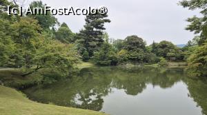 [P03] Palatul Sento a fost construit cu ocazia retragerii imparatului Go-mizunoo in secolul al XVII-lea si a servit ulterior ca resedinta imparatilor pensionati. Palatul Omiya adiacent, la nord de Palatul Imperial Kyoto Sento, a fost construit ca un palat pentru imparateasa Tofuku-monin Masako, sotia imparatului Go-Mizunoo. Distruse in mod repetat de incendiu, cladirile au fost reconstruite de fiecare data. Ultimul incendiu major, care a avut loc in 1854, a ars toate cladirile principale. Palatul Sento nu a fost reconstruit deoarece nu exista un imparat pensionat la vremea aceea, astazi pe acest teren ramanand doar gradina. Palatul Omiya a fost reconstruit si dupa ce imparateasa vaduva Eisho s-a mutat la Tokyo in 1872, proprietatea a fost lichidata, ramanand doar structura principala, Otsunegoten, in prezent, fiind locul unde stau membrii familiei regale cand viziteaza Kyoto. » foto by geani anto
 - 
<span class="allrVoted glyphicon glyphicon-heart hidden" id="av1447600"></span>
<a class="m-l-10 hidden" id="sv1447600" onclick="voting_Foto_DelVot(,1447600,8571)" role="button">șterge vot <span class="glyphicon glyphicon-remove"></span></a>
<a id="v91447600" class=" c-red"  onclick="voting_Foto_SetVot(1447600)" role="button"><span class="glyphicon glyphicon-heart-empty"></span> <b>LIKE</b> = Votează poza</a> <img class="hidden"  id="f1447600W9" src="/imagini/loader.gif" border="0" /><span class="AjErrMes hidden" id="e1447600ErM"></span>