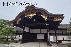 [P03] La fel ca si in cazul Palatului Ōmiya, Palatul Kyoto are un Okurumayose, adica o intrare folosita de catre trimisii shogunului, curteni, aristocrati si nobili de curte, care erau acceptati de imparat. Poarta era legata de multe cladiri din palat prin coridoare, dar cele mai multe au fost daramate pentru a preveni raspandirea focului in timpul bombardamentelor din 1945. Acoperisul era foarte lat, pentru a proteja carele cu boi, de ploaie. » foto by geani anto
 - 
<span class="allrVoted glyphicon glyphicon-heart hidden" id="av1448403"></span>
<a class="m-l-10 hidden" id="sv1448403" onclick="voting_Foto_DelVot(,1448403,8571)" role="button">șterge vot <span class="glyphicon glyphicon-remove"></span></a>
<a id="v91448403" class=" c-red"  onclick="voting_Foto_SetVot(1448403)" role="button"><span class="glyphicon glyphicon-heart-empty"></span> <b>LIKE</b> = Votează poza</a> <img class="hidden"  id="f1448403W9" src="/imagini/loader.gif" border="0" /><span class="AjErrMes hidden" id="e1448403ErM"></span>