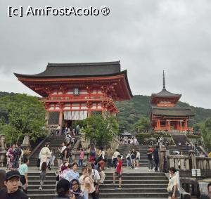 [P09] Am ajuns la templul Kiyomizu-dera (templul cu apa pura) obositi, nu doar pentru ca am urcat panta inclinata a strazii Higashiyama, la capatul careia se afla templul, ci si datorita aglomeratiei si a aerului sufocant, umezelii din atmosfera, dupa ploaie. » foto by geani anto
 - 
<span class="allrVoted glyphicon glyphicon-heart hidden" id="av1463165"></span>
<a class="m-l-10 hidden" id="sv1463165" onclick="voting_Foto_DelVot(,1463165,8571)" role="button">șterge vot <span class="glyphicon glyphicon-remove"></span></a>
<a id="v91463165" class=" c-red"  onclick="voting_Foto_SetVot(1463165)" role="button"><span class="glyphicon glyphicon-heart-empty"></span> <b>LIKE</b> = Votează poza</a> <img class="hidden"  id="f1463165W9" src="/imagini/loader.gif" border="0" /><span class="AjErrMes hidden" id="e1463165ErM"></span>