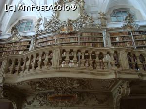 P09 [SEP-2016] Biblioteca -balcon la etaj -podeaua bibliotecii are 90 de metri lungime, dulapurile conțin 40 000 de cărti vechi. 