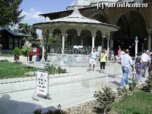 [P03] Konya - In fata intrarii in Mausoleul Mevlana, credinciosi turci si vizitatori din toata lumea.  » foto by iulianic
 - 
<span class="allrVoted glyphicon glyphicon-heart hidden" id="av348720"></span>
<a class="m-l-10 hidden" id="sv348720" onclick="voting_Foto_DelVot(,348720,8659)" role="button">șterge vot <span class="glyphicon glyphicon-remove"></span></a>
<a id="v9348720" class=" c-red"  onclick="voting_Foto_SetVot(348720)" role="button"><span class="glyphicon glyphicon-heart-empty"></span> <b>LIKE</b> = Votează poza</a> <img class="hidden"  id="f348720W9" src="/imagini/loader.gif" border="0" /><span class="AjErrMes hidden" id="e348720ErM"></span>