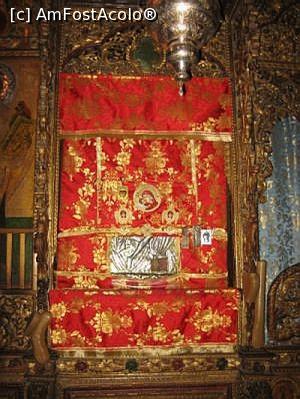 [P17] Catifeaua care acoperă icoana Sfintei Maria » foto by Michi <span class="label label-default labelC_thin small">NEVOTABILĂ</span>