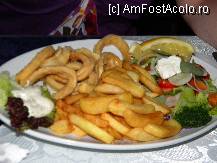 [P08] calamari & chips .... de fapt cam totul e cu chips inclus in portie » foto by essential1975
 - 
<span class="allrVoted glyphicon glyphicon-heart hidden" id="av216938"></span>
<a class="m-l-10 hidden" id="sv216938" onclick="voting_Foto_DelVot(,216938,8732)" role="button">șterge vot <span class="glyphicon glyphicon-remove"></span></a>
<a id="v9216938" class=" c-red"  onclick="voting_Foto_SetVot(216938)" role="button"><span class="glyphicon glyphicon-heart-empty"></span> <b>LIKE</b> = Votează poza</a> <img class="hidden"  id="f216938W9" src="/imagini/loader.gif" border="0" /><span class="AjErrMes hidden" id="e216938ErM"></span>