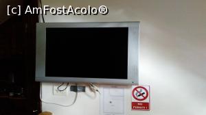 [P13] Avem TV in camera!! 
Banda adeziva si firele sunt de decor, tv -ul oricum se aprinde de la priza, telecomanda nu functioneaza oricum :(( ( » foto by Popescu Dragos
 - 
<span class="allrVoted glyphicon glyphicon-heart hidden" id="av751772"></span>
<a class="m-l-10 hidden" id="sv751772" onclick="voting_Foto_DelVot(,751772,8804)" role="button">șterge vot <span class="glyphicon glyphicon-remove"></span></a>
<a id="v9751772" class=" c-red"  onclick="voting_Foto_SetVot(751772)" role="button"><span class="glyphicon glyphicon-heart-empty"></span> <b>LIKE</b> = Votează poza</a> <img class="hidden"  id="f751772W9" src="/imagini/loader.gif" border="0" /><span class="AjErrMes hidden" id="e751772ErM"></span>