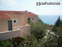 [P07] Vedere din resort. Bungalow-urile din fata cladirii noastre. » foto by velker tiberiu
 - 
<span class="allrVoted glyphicon glyphicon-heart hidden" id="av196564"></span>
<a class="m-l-10 hidden" id="sv196564" onclick="voting_Foto_DelVot(,196564,8831)" role="button">șterge vot <span class="glyphicon glyphicon-remove"></span></a>
<a id="v9196564" class=" c-red"  onclick="voting_Foto_SetVot(196564)" role="button"><span class="glyphicon glyphicon-heart-empty"></span> <b>LIKE</b> = Votează poza</a> <img class="hidden"  id="f196564W9" src="/imagini/loader.gif" border="0" /><span class="AjErrMes hidden" id="e196564ErM"></span>