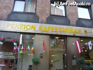 [P19] Pension Kaffeemuhle, Viena. Va rog sa observati steagul Romaniei.  » foto by dranoel
 - 
<span class="allrVoted glyphicon glyphicon-heart hidden" id="av395857"></span>
<a class="m-l-10 hidden" id="sv395857" onclick="voting_Foto_DelVot(,395857,8902)" role="button">șterge vot <span class="glyphicon glyphicon-remove"></span></a>
<a id="v9395857" class=" c-red"  onclick="voting_Foto_SetVot(395857)" role="button"><span class="glyphicon glyphicon-heart-empty"></span> <b>LIKE</b> = Votează poza</a> <img class="hidden"  id="f395857W9" src="/imagini/loader.gif" border="0" /><span class="AjErrMes hidden" id="e395857ErM"></span>