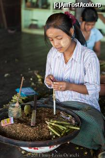 [P10] manufactura de tigari - femeile din Myanmar se dau pe fata cu o pasta alba care mentine pielea elastica » foto by Pami*
 - 
<span class="allrVoted glyphicon glyphicon-heart hidden" id="av200490"></span>
<a class="m-l-10 hidden" id="sv200490" onclick="voting_Foto_DelVot(,200490,8923)" role="button">șterge vot <span class="glyphicon glyphicon-remove"></span></a>
<a id="v9200490" class=" c-red"  onclick="voting_Foto_SetVot(200490)" role="button"><span class="glyphicon glyphicon-heart-empty"></span> <b>LIKE</b> = Votează poza</a> <img class="hidden"  id="f200490W9" src="/imagini/loader.gif" border="0" /><span class="AjErrMes hidden" id="e200490ErM"></span>