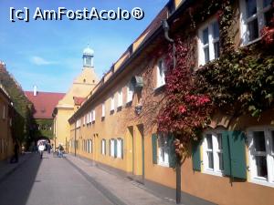 [P06] Fuggerei. In spate este intrarea turistilor si casa de bilete » foto by Radu Tudoran
 - 
<span class="allrVoted glyphicon glyphicon-heart hidden" id="av728399"></span>
<a class="m-l-10 hidden" id="sv728399" onclick="voting_Foto_DelVot(,728399,9315)" role="button">șterge vot <span class="glyphicon glyphicon-remove"></span></a>
<a id="v9728399" class=" c-red"  onclick="voting_Foto_SetVot(728399)" role="button"><span class="glyphicon glyphicon-heart-empty"></span> <b>LIKE</b> = Votează poza</a> <img class="hidden"  id="f728399W9" src="/imagini/loader.gif" border="0" /><span class="AjErrMes hidden" id="e728399ErM"></span>