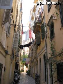 [P08] Strada din Corfu Town...mai putin vizitata de turisti...va recomand sa va plimbati si pe astfel de strazi...este o experienta interesanta. Viata grecilor din Corfu nu este tocmai roza, asa cum ne place sa credem cand venim pentru prima oara aici. » foto by roxana o
 - 
<span class="allrVoted glyphicon glyphicon-heart hidden" id="av270330"></span>
<a class="m-l-10 hidden" id="sv270330" onclick="voting_Foto_DelVot(,270330,9316)" role="button">șterge vot <span class="glyphicon glyphicon-remove"></span></a>
<a id="v9270330" class=" c-red"  onclick="voting_Foto_SetVot(270330)" role="button"><span class="glyphicon glyphicon-heart-empty"></span> <b>LIKE</b> = Votează poza</a> <img class="hidden"  id="f270330W9" src="/imagini/loader.gif" border="0" /><span class="AjErrMes hidden" id="e270330ErM"></span>