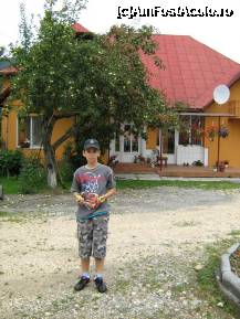 [P03] Unul din cei doi meri de care am spus, iar in spate casa in care locuiesc rudele gazdelor. » foto by pitic25
 - 
<span class="allrVoted glyphicon glyphicon-heart hidden" id="av222634"></span>
<a class="m-l-10 hidden" id="sv222634" onclick="voting_Foto_DelVot(,222634,9380)" role="button">șterge vot <span class="glyphicon glyphicon-remove"></span></a>
<a id="v9222634" class=" c-red"  onclick="voting_Foto_SetVot(222634)" role="button"><span class="glyphicon glyphicon-heart-empty"></span> <b>LIKE</b> = Votează poza</a> <img class="hidden"  id="f222634W9" src="/imagini/loader.gif" border="0" /><span class="AjErrMes hidden" id="e222634ErM"></span>