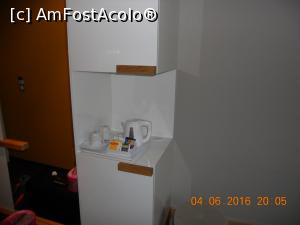 [P02] pe minibar era un fierbator de apa si pliculete de ceai si cafea » foto by zlatna
 - 
<span class="allrVoted glyphicon glyphicon-heart hidden" id="av750458"></span>
<a class="m-l-10 hidden" id="sv750458" onclick="voting_Foto_DelVot(,750458,9383)" role="button">șterge vot <span class="glyphicon glyphicon-remove"></span></a>
<a id="v9750458" class=" c-red"  onclick="voting_Foto_SetVot(750458)" role="button"><span class="glyphicon glyphicon-heart-empty"></span> <b>LIKE</b> = Votează poza</a> <img class="hidden"  id="f750458W9" src="/imagini/loader.gif" border="0" /><span class="AjErrMes hidden" id="e750458ErM"></span>