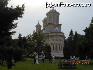 [P03] Mănăstirea Curtea de Argeș - În parcul din jurul bisericii se fac fotografii de nuntă.  » foto by iulianic
 - 
<span class="allrVoted glyphicon glyphicon-heart hidden" id="av700297"></span>
<a class="m-l-10 hidden" id="sv700297" onclick="voting_Foto_DelVot(,700297,9642)" role="button">șterge vot <span class="glyphicon glyphicon-remove"></span></a>
<a id="v9700297" class=" c-red"  onclick="voting_Foto_SetVot(700297)" role="button"><span class="glyphicon glyphicon-heart-empty"></span> <b>LIKE</b> = Votează poza</a> <img class="hidden"  id="f700297W9" src="/imagini/loader.gif" border="0" /><span class="AjErrMes hidden" id="e700297ErM"></span>