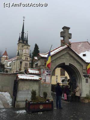 P01 [DEC-2017] Intrarea in curtea Bisericii Sf. Nicolae din Piata Unirii din Brasov, unde este gazduit Muzeul Prima scoala romaneasca