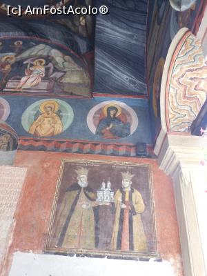 [P12] Mănăstirea Dintr-un lemn - Biserica de piatră. &Icirc;n dreapta intrării, tabloul votiv al ctitorilor Matei Basarab Voievod cu doamna sa Elina. » foto by iulianic
 - 
<span class="allrVoted glyphicon glyphicon-heart hidden" id="av1258278"></span>
<a class="m-l-10 hidden" id="sv1258278" onclick="voting_Foto_DelVot(,1258278,9645)" role="button">șterge vot <span class="glyphicon glyphicon-remove"></span></a>
<a id="v91258278" class=" c-red"  onclick="voting_Foto_SetVot(1258278)" role="button"><span class="glyphicon glyphicon-heart-empty"></span> <b>LIKE</b> = Votează poza</a> <img class="hidden"  id="f1258278W9" src="/imagini/loader.gif" border="0" /><span class="AjErrMes hidden" id="e1258278ErM"></span>