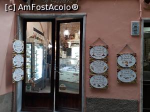 [P05] Portovenere - și prima oprire a fost la gelateria aceasta de pe Via Capellini.  » foto by Aurici
 - 
<span class="allrVoted glyphicon glyphicon-heart hidden" id="av977601"></span>
<a class="m-l-10 hidden" id="sv977601" onclick="voting_Foto_DelVot(,977601,9802)" role="button">șterge vot <span class="glyphicon glyphicon-remove"></span></a>
<a id="v9977601" class=" c-red"  onclick="voting_Foto_SetVot(977601)" role="button"><span class="glyphicon glyphicon-heart-empty"></span> <b>LIKE</b> = Votează poza</a> <img class="hidden"  id="f977601W9" src="/imagini/loader.gif" border="0" /><span class="AjErrMes hidden" id="e977601ErM"></span>