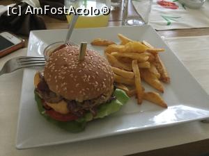 [P20] Restaurant Flamingo, Sighetu Marmatiei - Cel mare a avut ceva noroc cu acest hamburger » foto by mishu
 - 
<span class="allrVoted glyphicon glyphicon-heart hidden" id="av906931"></span>
<a class="m-l-10 hidden" id="sv906931" onclick="voting_Foto_DelVot(,906931,9803)" role="button">șterge vot <span class="glyphicon glyphicon-remove"></span></a>
<a id="v9906931" class=" c-red"  onclick="voting_Foto_SetVot(906931)" role="button"><span class="glyphicon glyphicon-heart-empty"></span> <b>LIKE</b> = Votează poza</a> <img class="hidden"  id="f906931W9" src="/imagini/loader.gif" border="0" /><span class="AjErrMes hidden" id="e906931ErM"></span>