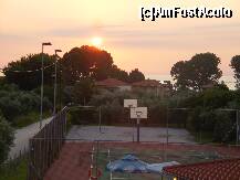 [P08] Rasaritul vazut din balconul de la Korina, parte din terenul de tenis si terenul de baschet » foto by Comuniqe
 - 
<span class="allrVoted glyphicon glyphicon-heart hidden" id="av259025"></span>
<a class="m-l-10 hidden" id="sv259025" onclick="voting_Foto_DelVot(,259025,9833)" role="button">șterge vot <span class="glyphicon glyphicon-remove"></span></a>
<a id="v9259025" class=" c-red"  onclick="voting_Foto_SetVot(259025)" role="button"><span class="glyphicon glyphicon-heart-empty"></span> <b>LIKE</b> = Votează poza</a> <img class="hidden"  id="f259025W9" src="/imagini/loader.gif" border="0" /><span class="AjErrMes hidden" id="e259025ErM"></span>