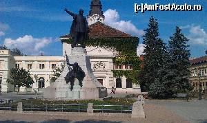 [P21] Monument in centrul pietii din Kecskemet, Ungaria.  » foto by traian.leuca †
 - 
<span class="allrVoted glyphicon glyphicon-heart hidden" id="av578055"></span>
<a class="m-l-10 hidden" id="sv578055" onclick="voting_Foto_DelVot(,578055,9947)" role="button">șterge vot <span class="glyphicon glyphicon-remove"></span></a>
<a id="v9578055" class=" c-red"  onclick="voting_Foto_SetVot(578055)" role="button"><span class="glyphicon glyphicon-heart-empty"></span> <b>LIKE</b> = Votează poza</a> <img class="hidden"  id="f578055W9" src="/imagini/loader.gif" border="0" /><span class="AjErrMes hidden" id="e578055ErM"></span>