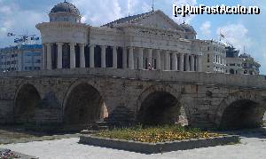 [P14] Muzeul de Arheologie și Podul de Piatră din piața centrală a orașului Skopje, Macedonia (FYROM).  » foto by traian.leuca †
 - 
<span class="allrVoted glyphicon glyphicon-heart hidden" id="av620767"></span>
<a class="m-l-10 hidden" id="sv620767" onclick="voting_Foto_DelVot(,620767,10053)" role="button">șterge vot <span class="glyphicon glyphicon-remove"></span></a>
<a id="v9620767" class=" c-red"  onclick="voting_Foto_SetVot(620767)" role="button"><span class="glyphicon glyphicon-heart-empty"></span> <b>LIKE</b> = Votează poza</a> <img class="hidden"  id="f620767W9" src="/imagini/loader.gif" border="0" /><span class="AjErrMes hidden" id="e620767ErM"></span>