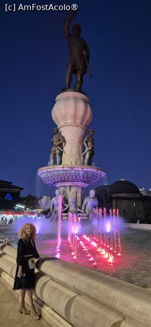 [P02] Prima statuie gigantica, ,,Razboinicul', care se spune ca l-ar reprezenta pe regele Filip al II-lea al Macedoniei, tatal lui Alexandru cel Mare, cu 4 sculpturi de lei din bronz, este situata la iesirea din vechiul bazar.  » foto by geani anto
 - 
<span class="allrVoted glyphicon glyphicon-heart hidden" id="av1528259"></span>
<a class="m-l-10 hidden" id="sv1528259" onclick="voting_Foto_DelVot(,1528259,10053)" role="button">șterge vot <span class="glyphicon glyphicon-remove"></span></a>
<a id="v91528259" class=" c-red"  onclick="voting_Foto_SetVot(1528259)" role="button"><span class="glyphicon glyphicon-heart-empty"></span> <b>LIKE</b> = Votează poza</a> <img class="hidden"  id="f1528259W9" src="/imagini/loader.gif" border="0" /><span class="AjErrMes hidden" id="e1528259ErM"></span>