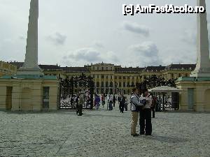 [P03] Viena - Turisti la intrarea in curtea Palatului Hofburg.  » foto by iulianic
 - 
<span class="allrVoted glyphicon glyphicon-heart hidden" id="av394844"></span>
<a class="m-l-10 hidden" id="sv394844" onclick="voting_Foto_DelVot(,394844,10103)" role="button">șterge vot <span class="glyphicon glyphicon-remove"></span></a>
<a id="v9394844" class=" c-red"  onclick="voting_Foto_SetVot(394844)" role="button"><span class="glyphicon glyphicon-heart-empty"></span> <b>LIKE</b> = Votează poza</a> <img class="hidden"  id="f394844W9" src="/imagini/loader.gif" border="0" /><span class="AjErrMes hidden" id="e394844ErM"></span>