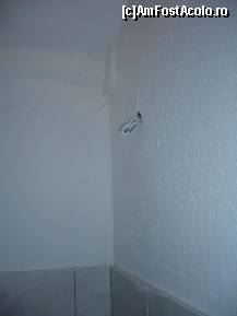 [P06] Fire de curent la 'discretie', probabil bonus la preluarea camerei. Probabil au fost puse / lasate acolo in speranta ca ne vine vreo idee si montam alt aparat electrocasnic. Who knows? » foto by Catalin S.
 - 
<span class="allrVoted glyphicon glyphicon-heart hidden" id="av252952"></span>
<a class="m-l-10 hidden" id="sv252952" onclick="voting_Foto_DelVot(,252952,10141)" role="button">șterge vot <span class="glyphicon glyphicon-remove"></span></a>
<a id="v9252952" class=" c-red"  onclick="voting_Foto_SetVot(252952)" role="button"><span class="glyphicon glyphicon-heart-empty"></span> <b>LIKE</b> = Votează poza</a> <img class="hidden"  id="f252952W9" src="/imagini/loader.gif" border="0" /><span class="AjErrMes hidden" id="e252952ErM"></span>