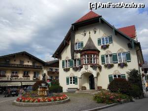 [P06] Sankt Gilgen - Rathaus, edificiu reprezentativ pentru oraş. Statuia lui Mozart şi fântâna înconjurată de flori.  » foto by iulianic
 - 
<span class="allrVoted glyphicon glyphicon-heart hidden" id="av507413"></span>
<a class="m-l-10 hidden" id="sv507413" onclick="voting_Foto_DelVot(,507413,10266)" role="button">șterge vot <span class="glyphicon glyphicon-remove"></span></a>
<a id="v9507413" class=" c-red"  onclick="voting_Foto_SetVot(507413)" role="button"><span class="glyphicon glyphicon-heart-empty"></span> <b>LIKE</b> = Votează poza</a> <img class="hidden"  id="f507413W9" src="/imagini/loader.gif" border="0" /><span class="AjErrMes hidden" id="e507413ErM"></span>