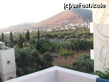 [P09] Ajunsi la hotel, in sfarsit, camera pare putin rece (cam alba si simpla dar este stilul lor si l-am apreciat pe zi ce trecea mai mult), panorama 'facea toti banii', dealul arata foarte divers in functie de cum batea lumina soarelui pe dansul. » foto by AndreeaG
 - 
<span class="allrVoted glyphicon glyphicon-heart hidden" id="av268848"></span>
<a class="m-l-10 hidden" id="sv268848" onclick="voting_Foto_DelVot(,268848,10330)" role="button">șterge vot <span class="glyphicon glyphicon-remove"></span></a>
<a id="v9268848" class=" c-red"  onclick="voting_Foto_SetVot(268848)" role="button"><span class="glyphicon glyphicon-heart-empty"></span> <b>LIKE</b> = Votează poza</a> <img class="hidden"  id="f268848W9" src="/imagini/loader.gif" border="0" /><span class="AjErrMes hidden" id="e268848ErM"></span>