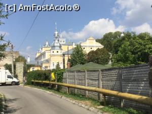 [P07] Daca ne lasau sa intram in curte prin spate, am fi intrat pe unde este masina aceea care era pentru aprovizionare, insa a trebuit sa ocolim toata cladirea care se vede pe fundal, pai sa nu-l bati pe Gicuta?  » foto by mishu
 - 
<span class="allrVoted glyphicon glyphicon-heart hidden" id="av910039"></span>
<a class="m-l-10 hidden" id="sv910039" onclick="voting_Foto_DelVot(,910039,10422)" role="button">șterge vot <span class="glyphicon glyphicon-remove"></span></a>
<a id="v9910039" class=" c-red"  onclick="voting_Foto_SetVot(910039)" role="button"><span class="glyphicon glyphicon-heart-empty"></span> <b>LIKE</b> = Votează poza</a> <img class="hidden"  id="f910039W9" src="/imagini/loader.gif" border="0" /><span class="AjErrMes hidden" id="e910039ErM"></span>