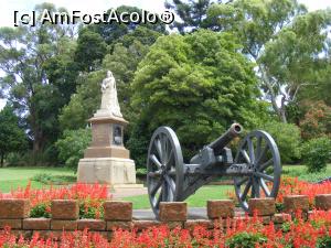 [P22] Western Australia – Perth: Grădina Botanică a Australiei de Vest - Statuia reginei Victoria, păzită de tunuri folosite în Bătălia de la Waterloo și în Războiul Crimeei » foto by gigiiuti
 - 
<span class="allrVoted glyphicon glyphicon-heart hidden" id="av969282"></span>
<a class="m-l-10 hidden" id="sv969282" onclick="voting_Foto_DelVot(,969282,10590)" role="button">șterge vot <span class="glyphicon glyphicon-remove"></span></a>
<a id="v9969282" class=" c-red"  onclick="voting_Foto_SetVot(969282)" role="button"><span class="glyphicon glyphicon-heart-empty"></span> <b>LIKE</b> = Votează poza</a> <img class="hidden"  id="f969282W9" src="/imagini/loader.gif" border="0" /><span class="AjErrMes hidden" id="e969282ErM"></span>