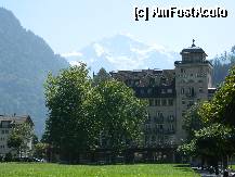 [P06] In Interlaken, se vad crestele inzepezite ale Alpilor elvetieni(varful Jungfrau) in parcul central din statiune si hotelul Savoy » foto by ileanaxperta*
 - 
<span class="allrVoted glyphicon glyphicon-heart hidden" id="av276500"></span>
<a class="m-l-10 hidden" id="sv276500" onclick="voting_Foto_DelVot(,276500,10615)" role="button">șterge vot <span class="glyphicon glyphicon-remove"></span></a>
<a id="v9276500" class=" c-red"  onclick="voting_Foto_SetVot(276500)" role="button"><span class="glyphicon glyphicon-heart-empty"></span> <b>LIKE</b> = Votează poza</a> <img class="hidden"  id="f276500W9" src="/imagini/loader.gif" border="0" /><span class="AjErrMes hidden" id="e276500ErM"></span>