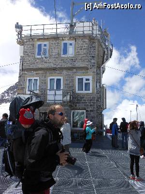 [P41] Jungfraujoch - Pe Terasa Sfinxului, la 3571 m, unde se afla Observatorul Astronomic si Statia Meteorologica.  » foto by iulianic
 - 
<span class="allrVoted glyphicon glyphicon-heart hidden" id="av370073"></span>
<a class="m-l-10 hidden" id="sv370073" onclick="voting_Foto_DelVot(,370073,10927)" role="button">șterge vot <span class="glyphicon glyphicon-remove"></span></a>
<a id="v9370073" class=" c-red"  onclick="voting_Foto_SetVot(370073)" role="button"><span class="glyphicon glyphicon-heart-empty"></span> <b>LIKE</b> = Votează poza</a> <img class="hidden"  id="f370073W9" src="/imagini/loader.gif" border="0" /><span class="AjErrMes hidden" id="e370073ErM"></span>