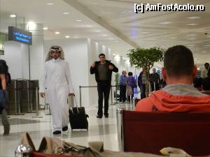 [P15] Oameni - aeroportul Doha.  » foto by TraianS
 - 
<span class="allrVoted glyphicon glyphicon-heart hidden" id="av404167"></span>
<a class="m-l-10 hidden" id="sv404167" onclick="voting_Foto_DelVot(,404167,11020)" role="button">șterge vot <span class="glyphicon glyphicon-remove"></span></a>
<a id="v9404167" class=" c-red"  onclick="voting_Foto_SetVot(404167)" role="button"><span class="glyphicon glyphicon-heart-empty"></span> <b>LIKE</b> = Votează poza</a> <img class="hidden"  id="f404167W9" src="/imagini/loader.gif" border="0" /><span class="AjErrMes hidden" id="e404167ErM"></span>