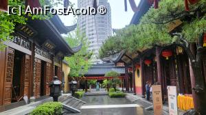 [P01] Situat pe Jiangning Road, in districtul Putuo, cladirea Templului Buddha de Jad realizata in stilul clasic chinezesc, emana caldura prin lemnul de culoare maro, decorat cu galben ocru si prin acoperisurile sale clasice cu tigle curbate. Este un templu activ, in care traiesc peste 70 de calugari. » foto by geani anto
 - 
<span class="allrVoted glyphicon glyphicon-heart hidden" id="av1507553"></span>
<a class="m-l-10 hidden" id="sv1507553" onclick="voting_Foto_DelVot(,1507553,11037)" role="button">șterge vot <span class="glyphicon glyphicon-remove"></span></a>
<a id="v91507553" class=" c-red"  onclick="voting_Foto_SetVot(1507553)" role="button"><span class="glyphicon glyphicon-heart-empty"></span> <b>LIKE</b> = Votează poza</a> <img class="hidden"  id="f1507553W9" src="/imagini/loader.gif" border="0" /><span class="AjErrMes hidden" id="e1507553ErM"></span>