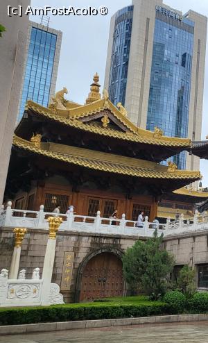 [P22] Templul Jing’an, nume ce se traduce ,,liniste si pace', este situat in centrul orasului, pe strada West Nanjing, intr-un contrast izbitor cu zgarie-norii moderni din jur. Poarta principala, Shanmen este inchisa, intrarea vizitatorilor realizandu-se  prin poarta laterala. » foto by geani anto
 - 
<span class="allrVoted glyphicon glyphicon-heart hidden" id="av1507574"></span>
<a class="m-l-10 hidden" id="sv1507574" onclick="voting_Foto_DelVot(,1507574,11037)" role="button">șterge vot <span class="glyphicon glyphicon-remove"></span></a>
<a id="v91507574" class=" c-red"  onclick="voting_Foto_SetVot(1507574)" role="button"><span class="glyphicon glyphicon-heart-empty"></span> <b>LIKE</b> = Votează poza</a> <img class="hidden"  id="f1507574W9" src="/imagini/loader.gif" border="0" /><span class="AjErrMes hidden" id="e1507574ErM"></span>
