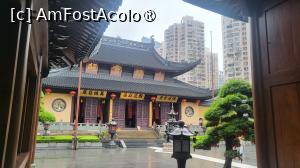 [P03] Templul poarta acest nume deoarece gazduieste 2 statui mari ale lui Buddha din jad alb, aduse de calugarul Huigen, in timpul domniei imparatului Guangxu (1882), in Dinastia Qing. Acesta a facut o calatorie in Birmania, unde a primit in dar 5 statui ale lui Buddha din jad alb. La intoarcerea in China, trecand prin Shanghai, a lasat 2 dintre statui aici, iar in 1898, a solicitat donatii pentru a construi un templu in Shanghai, pe care l-a numit Templul Buddha de Jad. » foto by geani anto
 - 
<span class="allrVoted glyphicon glyphicon-heart hidden" id="av1507555"></span>
<a class="m-l-10 hidden" id="sv1507555" onclick="voting_Foto_DelVot(,1507555,11037)" role="button">șterge vot <span class="glyphicon glyphicon-remove"></span></a>
<a id="v91507555" class=" c-red"  onclick="voting_Foto_SetVot(1507555)" role="button"><span class="glyphicon glyphicon-heart-empty"></span> <b>LIKE</b> = Votează poza</a> <img class="hidden"  id="f1507555W9" src="/imagini/loader.gif" border="0" /><span class="AjErrMes hidden" id="e1507555ErM"></span>