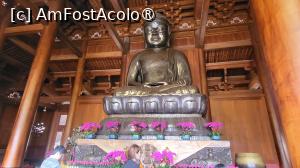 [P30] Sala Mahavira este sala principala a templului si nucleul sau spiritual. Este construita integral din lemn de tec, iar in interior, 46 de stalpi masivi din lemn sustin structura. In total, pentru construirea interiorului s-au folosit peste 3000 de mc de lemn de tec. Totusi, ceea ce impresioneaza este imensa statuie de argint a lui Shakyamuni Buddha, situata in centru, care cantareste 15 tone si are o inaltime de 8,8 metri, Buddha radiind compasiune si seninatate. » foto by geani anto
 - 
<span class="allrVoted glyphicon glyphicon-heart hidden" id="av1507582"></span>
<a class="m-l-10 hidden" id="sv1507582" onclick="voting_Foto_DelVot(,1507582,11037)" role="button">șterge vot <span class="glyphicon glyphicon-remove"></span></a>
<a id="v91507582" class=" c-red"  onclick="voting_Foto_SetVot(1507582)" role="button"><span class="glyphicon glyphicon-heart-empty"></span> <b>LIKE</b> = Votează poza</a> <img class="hidden"  id="f1507582W9" src="/imagini/loader.gif" border="0" /><span class="AjErrMes hidden" id="e1507582ErM"></span>