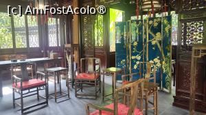 [P60] Sala Yuhua, biroul lui Pan Yunduan, proprietarul gradinii, este  construita astfel incat sa fie orientata spre Stanca de Jad, pentru a o privi in fiecare zi. Mobilierul a fost realizat din lemn de trandafir de calitate superioara, al dinastiei Ming. » foto by geani anto
 - 
<span class="allrVoted glyphicon glyphicon-heart hidden" id="av1508465"></span>
<a class="m-l-10 hidden" id="sv1508465" onclick="voting_Foto_DelVot(,1508465,11037)" role="button">șterge vot <span class="glyphicon glyphicon-remove"></span></a>
<a id="v91508465" class=" c-red"  onclick="voting_Foto_SetVot(1508465)" role="button"><span class="glyphicon glyphicon-heart-empty"></span> <b>LIKE</b> = Votează poza</a> <img class="hidden"  id="f1508465W9" src="/imagini/loader.gif" border="0" /><span class="AjErrMes hidden" id="e1508465ErM"></span>