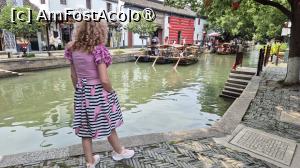 [P10] Este plin de strazi mici pietruite, o retea de canale, precum si de 36 de poduri arcuite in stil antic, de diferite dimensiuni. Orasul se desfasoara de o parte si de alta a raului Dianpu, pe canalele caruia te poti plimba cu barca, dar cea mai buna modalitate de a explora Zhujiajiao este pe jos, deoarece nu stii niciodata ce ai putea gasi sau ce privelisti ai putea rata, fiind imposibil sa te pierzi.  » foto by geani anto
 - 
<span class="allrVoted glyphicon glyphicon-heart hidden" id="av1508726"></span>
<a class="m-l-10 hidden" id="sv1508726" onclick="voting_Foto_DelVot(,1508726,11037)" role="button">șterge vot <span class="glyphicon glyphicon-remove"></span></a>
<a id="v91508726" class=" c-red"  onclick="voting_Foto_SetVot(1508726)" role="button"><span class="glyphicon glyphicon-heart-empty"></span> <b>LIKE</b> = Votează poza</a> <img class="hidden"  id="f1508726W9" src="/imagini/loader.gif" border="0" /><span class="AjErrMes hidden" id="e1508726ErM"></span>