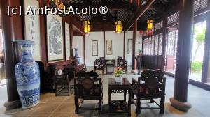 [P14] Am trecut printr-o secventa de 4 sali: Sala Sedan, Sala de Receptie, Sala Houhua si Sala Yinggui, fiecare separata de o curte in aer liber, formand o dispunere de „patru sali, trei curti”, tipica resedintelor in stil Jiangnan. » foto by geani anto
 - 
<span class="allrVoted glyphicon glyphicon-heart hidden" id="av1508730"></span>
<a class="m-l-10 hidden" id="sv1508730" onclick="voting_Foto_DelVot(,1508730,11037)" role="button">șterge vot <span class="glyphicon glyphicon-remove"></span></a>
<a id="v91508730" class=" c-red"  onclick="voting_Foto_SetVot(1508730)" role="button"><span class="glyphicon glyphicon-heart-empty"></span> <b>LIKE</b> = Votează poza</a> <img class="hidden"  id="f1508730W9" src="/imagini/loader.gif" border="0" /><span class="AjErrMes hidden" id="e1508730ErM"></span>