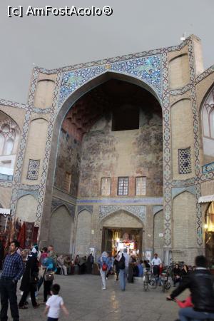 [P23] Isfahan, Marele Bazar are ca intrare principală Poarta Qeysarieh » foto by mprofeanu
 - 
<span class="allrVoted glyphicon glyphicon-heart hidden" id="av968292"></span>
<a class="m-l-10 hidden" id="sv968292" onclick="voting_Foto_DelVot(,968292,11142)" role="button">șterge vot <span class="glyphicon glyphicon-remove"></span></a>
<a id="v9968292" class=" c-red"  onclick="voting_Foto_SetVot(968292)" role="button"><span class="glyphicon glyphicon-heart-empty"></span> <b>LIKE</b> = Votează poza</a> <img class="hidden"  id="f968292W9" src="/imagini/loader.gif" border="0" /><span class="AjErrMes hidden" id="e968292ErM"></span>