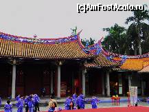 [P12] Elevii la lectia de istorie din Confucius Temple. Chiar daca erau imbacati in treninguri, faceau istorie » foto by MCM
 - 
<span class="allrVoted glyphicon glyphicon-heart hidden" id="av302182"></span>
<a class="m-l-10 hidden" id="sv302182" onclick="voting_Foto_DelVot(,302182,11172)" role="button">șterge vot <span class="glyphicon glyphicon-remove"></span></a>
<a id="v9302182" class=" c-red"  onclick="voting_Foto_SetVot(302182)" role="button"><span class="glyphicon glyphicon-heart-empty"></span> <b>LIKE</b> = Votează poza</a> <img class="hidden"  id="f302182W9" src="/imagini/loader.gif" border="0" /><span class="AjErrMes hidden" id="e302182ErM"></span>