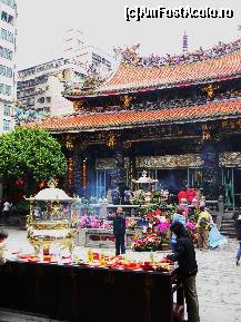 [P02] Longshan Temple, fum de betisoare parfumate, ofrande, flori » foto by MCM
 - 
<span class="allrVoted glyphicon glyphicon-heart hidden" id="av302167"></span>
<a class="m-l-10 hidden" id="sv302167" onclick="voting_Foto_DelVot(,302167,11172)" role="button">șterge vot <span class="glyphicon glyphicon-remove"></span></a>
<a id="v9302167" class=" c-red"  onclick="voting_Foto_SetVot(302167)" role="button"><span class="glyphicon glyphicon-heart-empty"></span> <b>LIKE</b> = Votează poza</a> <img class="hidden"  id="f302167W9" src="/imagini/loader.gif" border="0" /><span class="AjErrMes hidden" id="e302167ErM"></span>