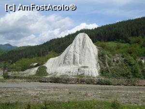 [P06] Să revenim pentru o prezentare mai amplă a frumuseților naturale vizitate. Grunjul ne așteaptă la confluența dintre râul Slănic și pârâul Jgheab. Formațiunea de culoare albă are 18 metri înălțime.  » foto by Floryn81
 - 
<span class="allrVoted glyphicon glyphicon-heart hidden" id="av740196"></span>
<a class="m-l-10 hidden" id="sv740196" onclick="voting_Foto_DelVot(,740196,11241)" role="button">șterge vot <span class="glyphicon glyphicon-remove"></span></a>
<a id="v9740196" class=" c-red"  onclick="voting_Foto_SetVot(740196)" role="button"><span class="glyphicon glyphicon-heart-empty"></span> <b>LIKE</b> = Votează poza</a> <img class="hidden"  id="f740196W9" src="/imagini/loader.gif" border="0" /><span class="AjErrMes hidden" id="e740196ErM"></span>