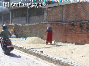 [P10] Nepal - Bhaktapur. În oraș, pe trotuar, orez expus la soare. » foto by iulianic
 - 
<span class="allrVoted glyphicon glyphicon-heart hidden" id="av1457620"></span>
<a class="m-l-10 hidden" id="sv1457620" onclick="voting_Foto_DelVot(,1457620,11367)" role="button">șterge vot <span class="glyphicon glyphicon-remove"></span></a>
<a id="v91457620" class=" c-red"  onclick="voting_Foto_SetVot(1457620)" role="button"><span class="glyphicon glyphicon-heart-empty"></span> <b>LIKE</b> = Votează poza</a> <img class="hidden"  id="f1457620W9" src="/imagini/loader.gif" border="0" /><span class="AjErrMes hidden" id="e1457620ErM"></span>