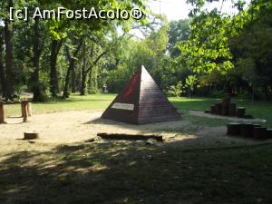 [P32] Parcul Herastrau - nu stiu daca este o piramida energetica, dar forma e de piramida » foto by mishu
 - 
<span class="allrVoted glyphicon glyphicon-heart hidden" id="av801191"></span>
<a class="m-l-10 hidden" id="sv801191" onclick="voting_Foto_DelVot(,801191,11447)" role="button">șterge vot <span class="glyphicon glyphicon-remove"></span></a>
<a id="v9801191" class=" c-red"  onclick="voting_Foto_SetVot(801191)" role="button"><span class="glyphicon glyphicon-heart-empty"></span> <b>LIKE</b> = Votează poza</a> <img class="hidden"  id="f801191W9" src="/imagini/loader.gif" border="0" /><span class="AjErrMes hidden" id="e801191ErM"></span>