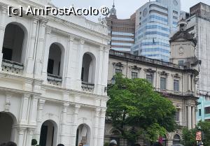[P26] In partea dreapta, cladirea Postei din Macao, care a fost proiectata de 2 arhitecti, unul portughez si unul chinez. Cu marcaje coloniale pe peretii exteriori, seamana cu alte constructii din Portugalia din aceeasi perioada, din precum Lisabona si Porto. » foto by geani anto
 - 
<span class="allrVoted glyphicon glyphicon-heart hidden" id="av1523525"></span>
<a class="m-l-10 hidden" id="sv1523525" onclick="voting_Foto_DelVot(,1523525,11464)" role="button">șterge vot <span class="glyphicon glyphicon-remove"></span></a>
<a id="v91523525" class=" c-red"  onclick="voting_Foto_SetVot(1523525)" role="button"><span class="glyphicon glyphicon-heart-empty"></span> <b>LIKE</b> = Votează poza</a> <img class="hidden"  id="f1523525W9" src="/imagini/loader.gif" border="0" /><span class="AjErrMes hidden" id="e1523525ErM"></span>