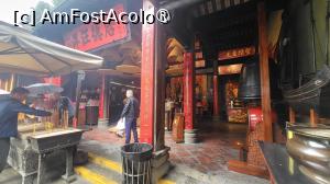 [P35] Conform traditiei arhitecturale chineze, cladirile sunt de obicei construite pe un teren plat, cu fata la apa, iar dealurile sau muntii le protejeaza, fiind in spate. 
Structura templului are mai multe etaje naturale, cu 4 locuri de venerare conectate cu scari si curti. Toate au fost construite in perioade diferite, iar complexul asa cum e acum a fost finalizat in 1828. » foto by geani anto
 - 
<span class="allrVoted glyphicon glyphicon-heart hidden" id="av1523534"></span>
<a class="m-l-10 hidden" id="sv1523534" onclick="voting_Foto_DelVot(,1523534,11464)" role="button">șterge vot <span class="glyphicon glyphicon-remove"></span></a>
<a id="v91523534" class=" c-red"  onclick="voting_Foto_SetVot(1523534)" role="button"><span class="glyphicon glyphicon-heart-empty"></span> <b>LIKE</b> = Votează poza</a> <img class="hidden"  id="f1523534W9" src="/imagini/loader.gif" border="0" /><span class="AjErrMes hidden" id="e1523534ErM"></span>